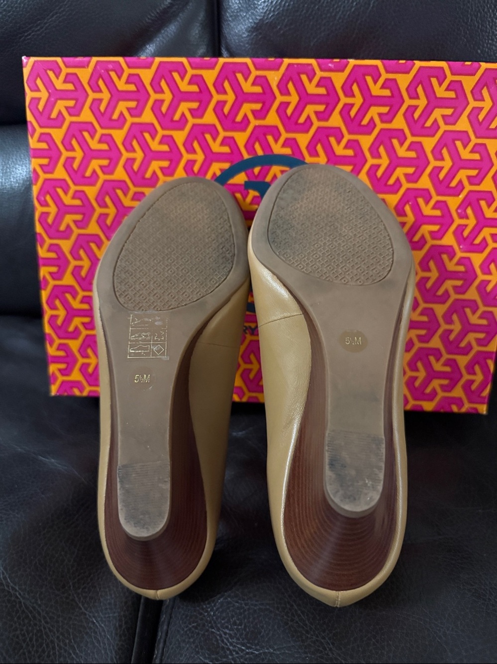 Tory Burch Blond Leather Wedge Pumps with Logo Medallion - Picture 7 of 8